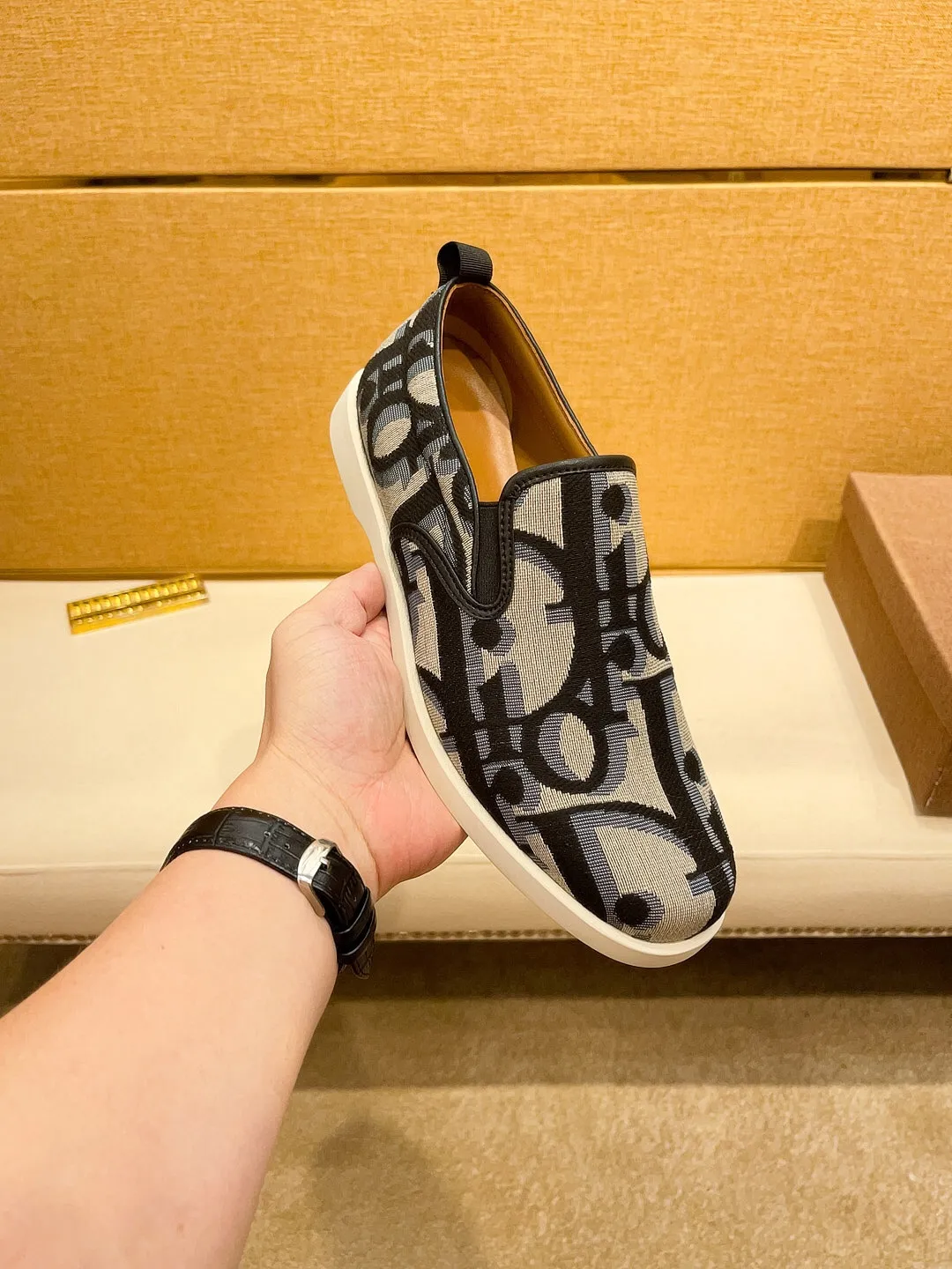 Factory price 380🔥[Dior] The latest 2024 new model is carefully crafted and set off the audience! An international brand that continues to innovate. This men's all-season casual shoe, the original version, has an all-leather upper, breathable and comfortable leather feet ➕Rubber non-slip outsole, breathable and comfortable, quality speaks for itself👄Color: two colors Size: 38-44